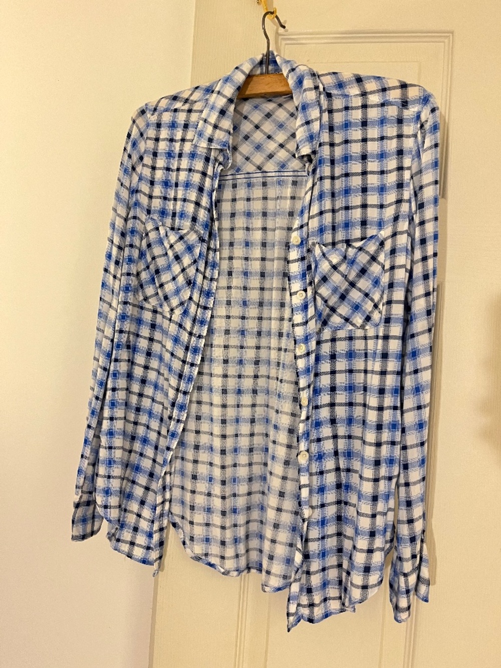 Aรฉropostale - Black, Blue and White Plaid Rayon Button-Up Shirt